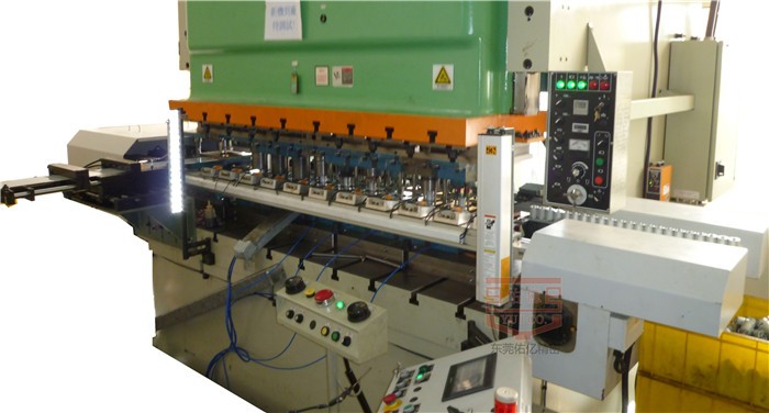 二次元機(jī)械手在新能源鋰電池極柱多工序沖壓生產(chǎn)中發(fā)揮哪些作用？