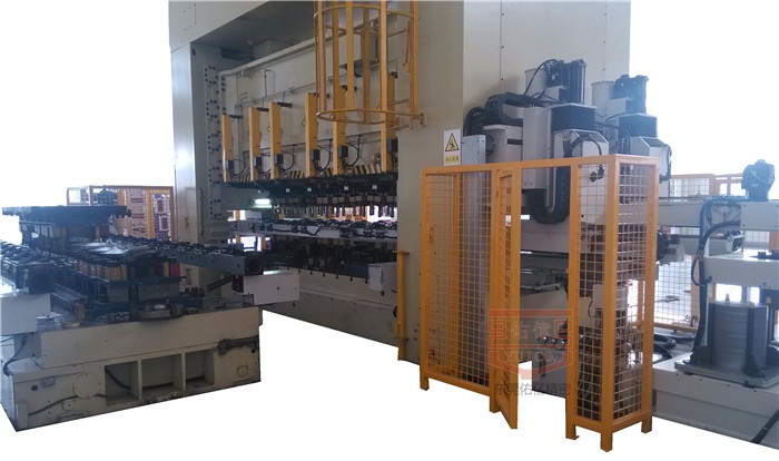 三次元機(jī)械手需要配套哪些設(shè)備使用實(shí)現(xiàn)多工序沖壓生產(chǎn)？