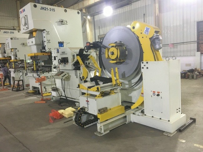 沖床機(jī)械手+三合一送料機(jī)自動(dòng)沖壓生產(chǎn)線(xiàn)解決方案解析